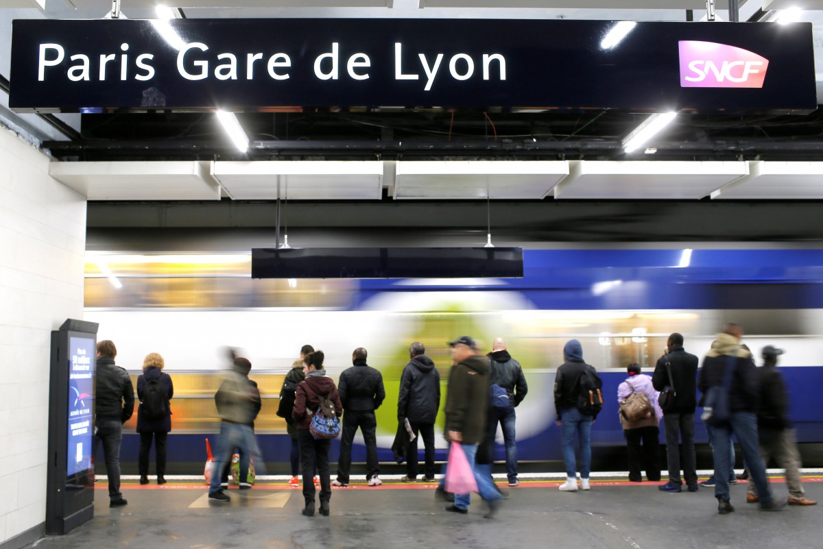 Commuters wait for their RER D (suburban rapid transit) train on a platform at the Gare de Lyon railway station in Paris, France, March 21, 2017. In Paris, voters massively reject the National Front. But a train journey south to its periphery shows the fa