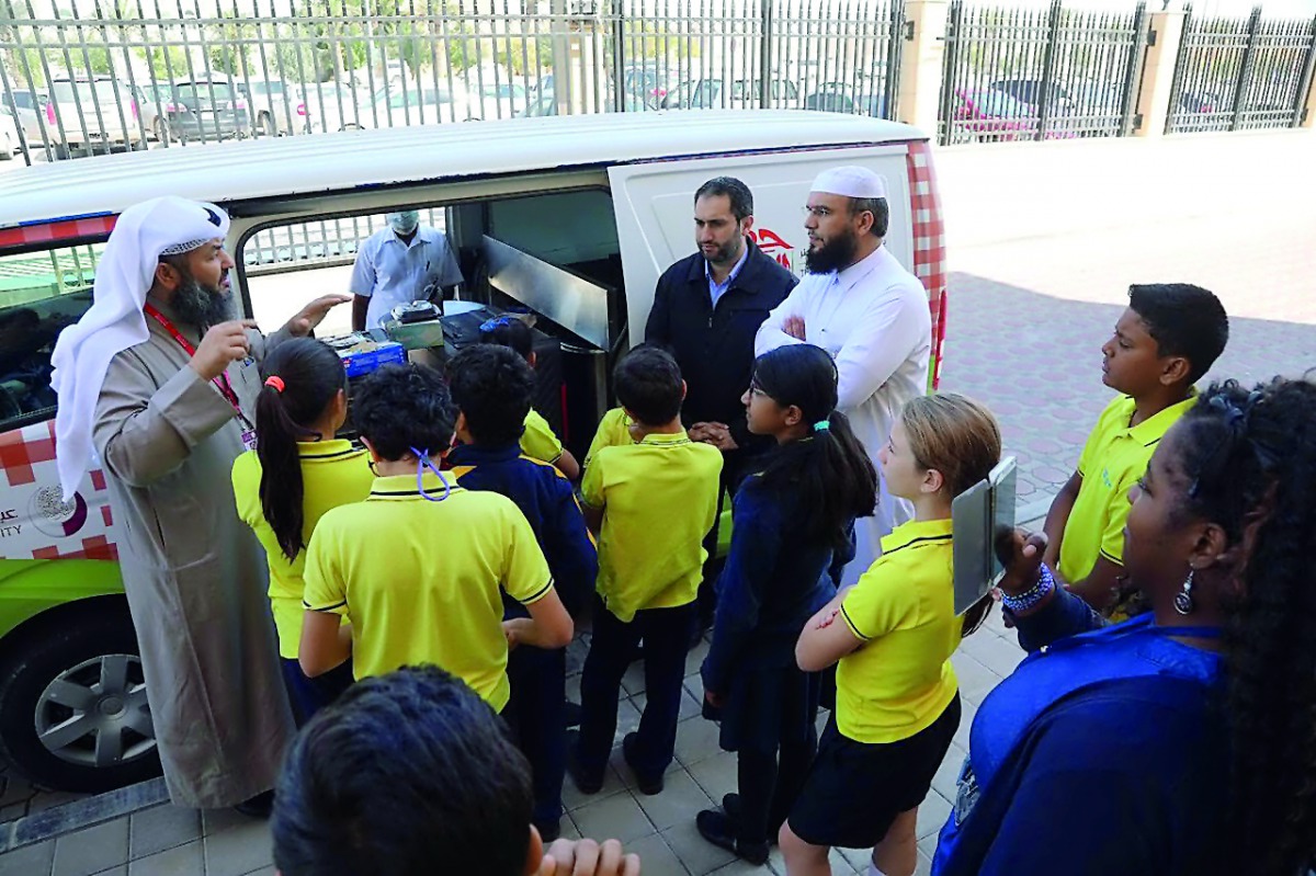 Sheikh Eid Charity Foundation officials collecting cooked food for distribution.