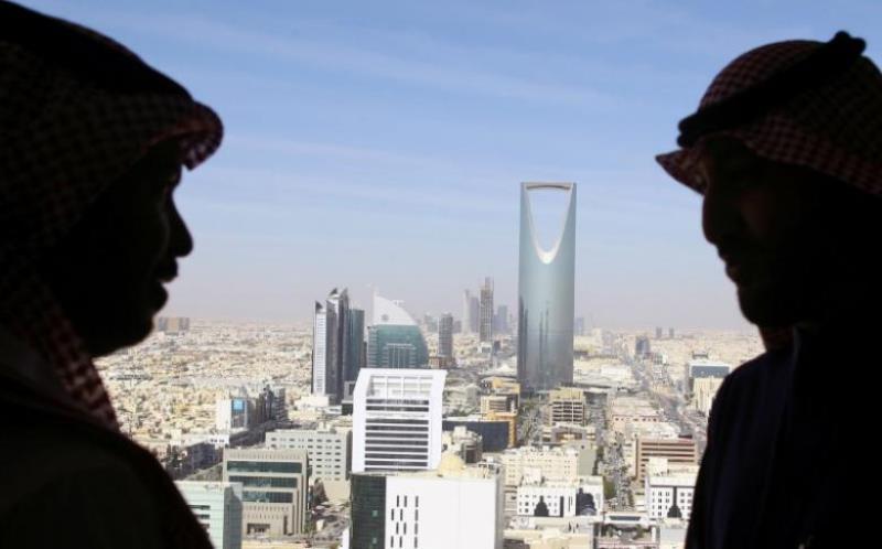 File Photo: Men look out of a building as the Kingdom Centre Tower is seen in Riyadh, Saudi Arabia, January 1, 2017. Reuters/Faisal Al Nasser/File Photo
