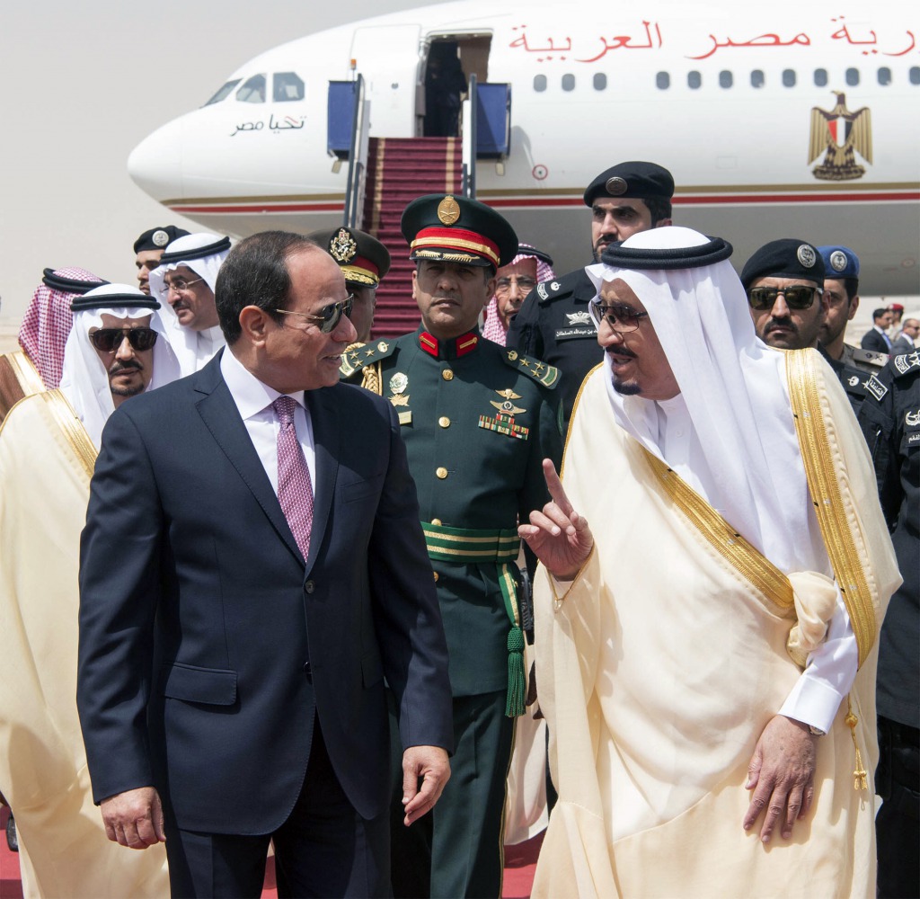 A handout picture provided by the Saudi Royal Palace on April 23, 2017 shows Saudi King Salman receiving Egyptian President Sisi, upon the latter's arrival in the capital Riyadh. (AFP / Saudi Royal Palace / BANDAR AL-JALOUD)