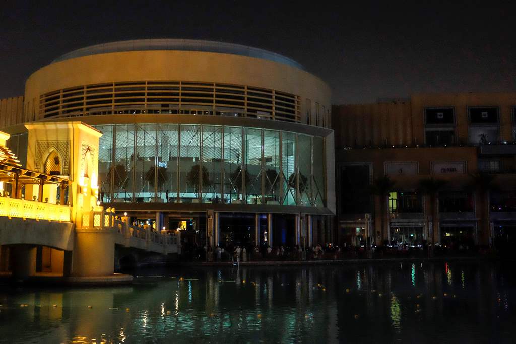 A general view shows a power outage dark at the Dubai Mall, the world's largest shopping centre in Dubai on April 24, 2017. AFP / Stringer