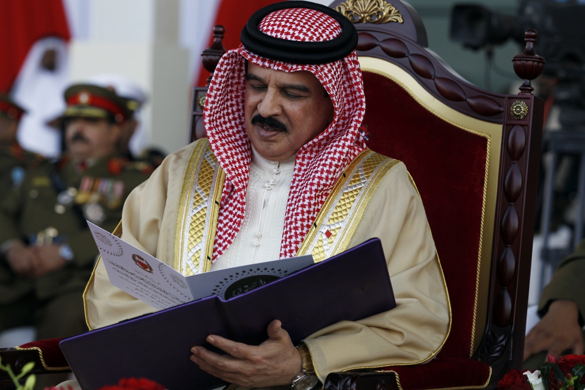 Bahrain's King Hamad bin Isa al-Khalifa reads the schedule of events during the official inauguration ceremony of the King Hamad Hospital in Muharraq, north of Manama February 6, 2012. REUTERS/Hamad I Mohammed