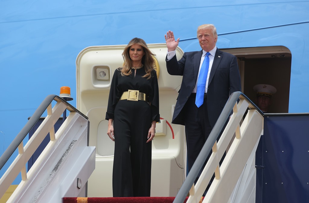 US President Donald Trump and First Lady Melania Trump step off Air Force One upon arrival at King Khalid International Airport in Riyadh on May 20, 2017. AFP / MANDEL NGAN
