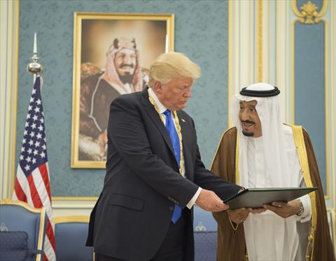 The Custodian of the Two Holy Mosques, Saudi Arabia's King Salman bin Abdulaziz Al Saud (R) presents state medal to U.S. President Donald Trump (L) at Al-Yamamah Palace in Riyadh, Saudi Arabia on May 20, 2017. (Bandar Algaloud / Saudi Royal Council / Hand