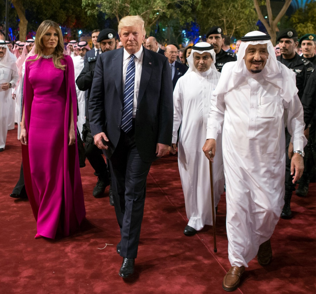 A handout picture provided by the Saudi Royal Palace on May 20, 2017, shows US President Donald Trump (C), accompanied by First Lady Melania Trump (L), and Saudi King arriving for a reception ahead of a banquet at Murabba Palace in Riyadh. AFP PHOTO / SAU