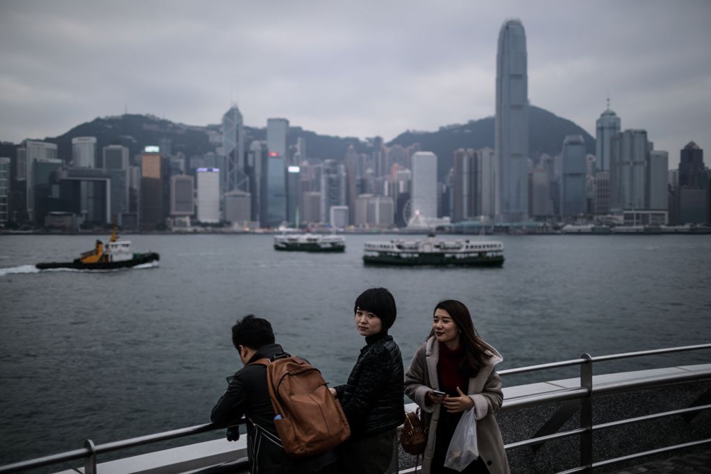 (FILES) This file picture taken on December 17, 2016 shows mainland Chinese tourists visiting a viewing deck overlooking Victoria Harbour in Hong Kong. AFP / Dale DE LA REY