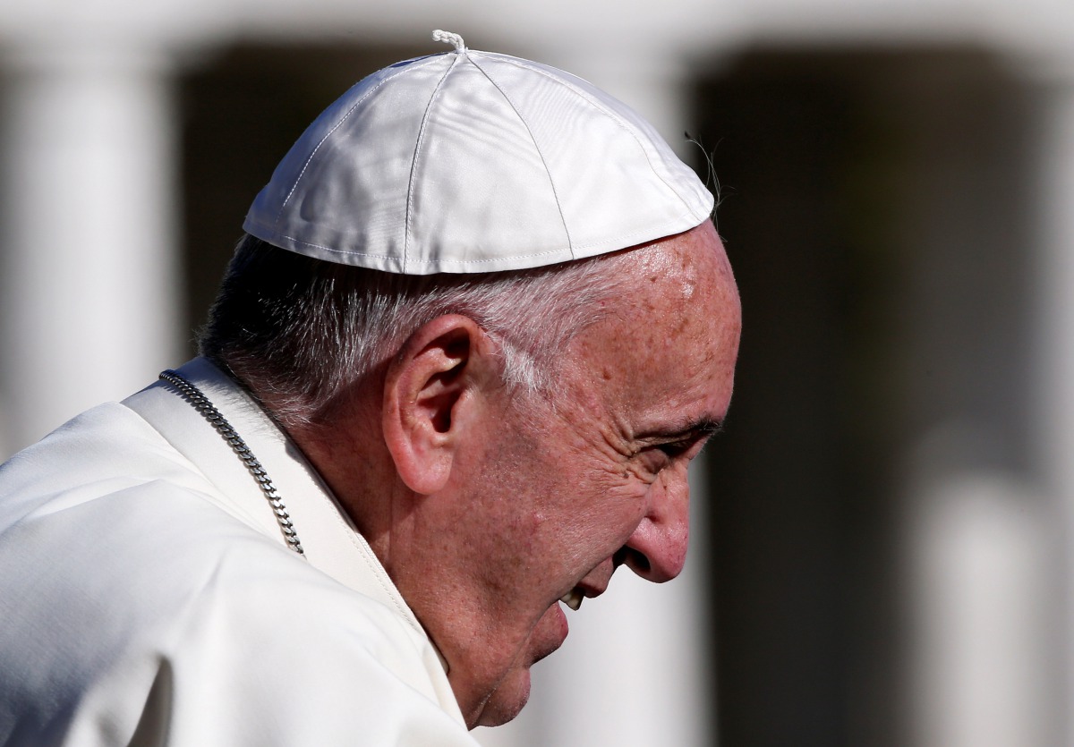 Pope Francis waves at the end of his general audience in Saint Peters Square at the Vatican, November 9,  2016 (REUTERS / Stefano Rellandini) 