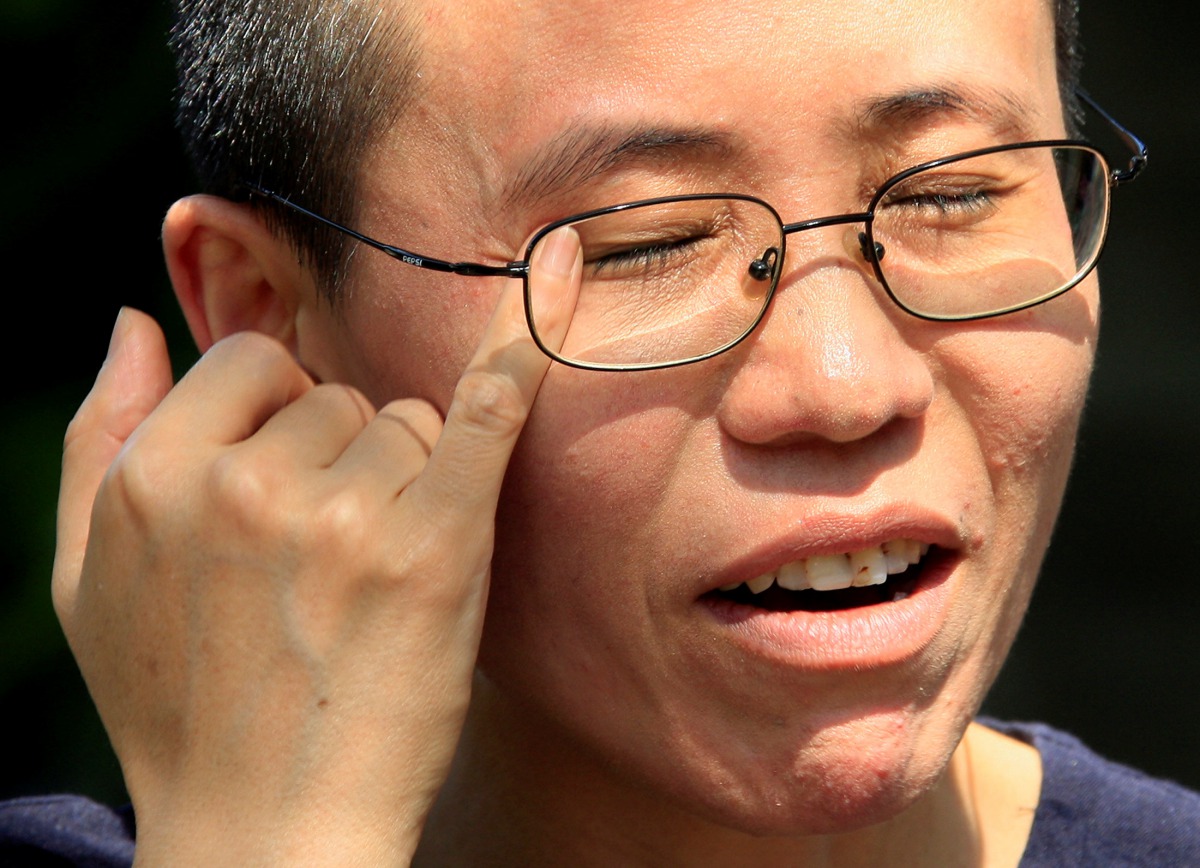  Liu Xia, wife of veteran Chinese pro-democracy activist Liu Xiaobo, wipes her eyes as she speaks during an interview in Beijing June 24, 2009. REUTERS/David Gray/File Photo