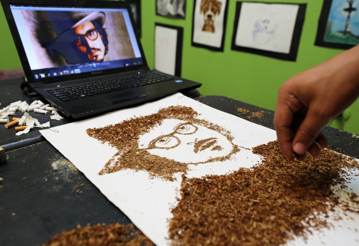 Artist Abdelrahman al-Habrouk creates a portrait of the actor Johnny Depp with tobacco in Alexandria, Egypt August 10, 2017. Picture taken August 10, 2017. Reuters/Mohamed Abd El Ghany