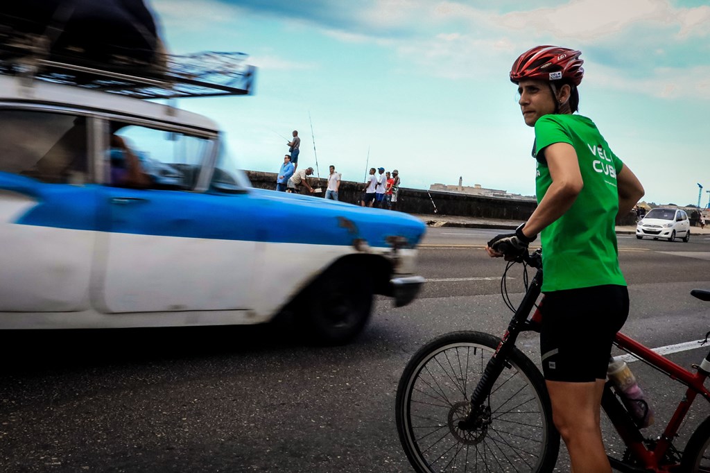 A member of the VeloCuba bicycle repair and rental agency avoids traffic during an urban bicycle tour in Havana, on September 5, 2017. AFP / Adalberto Roque