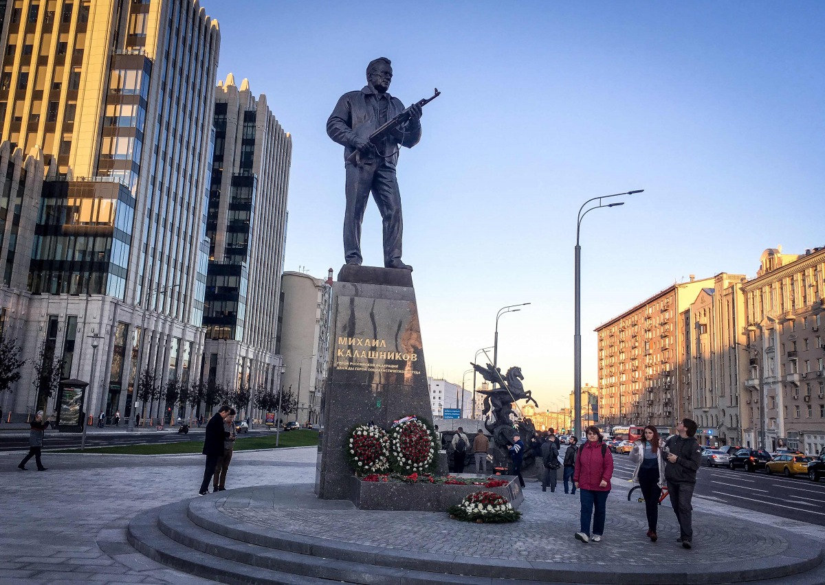 A general view of the newly unveiled monument to Mikhail Kalashnikov, the inventor of the AK-47 assault rifle, in downtown Moscow on September 22, 2017. AFP / Mladen Antonov