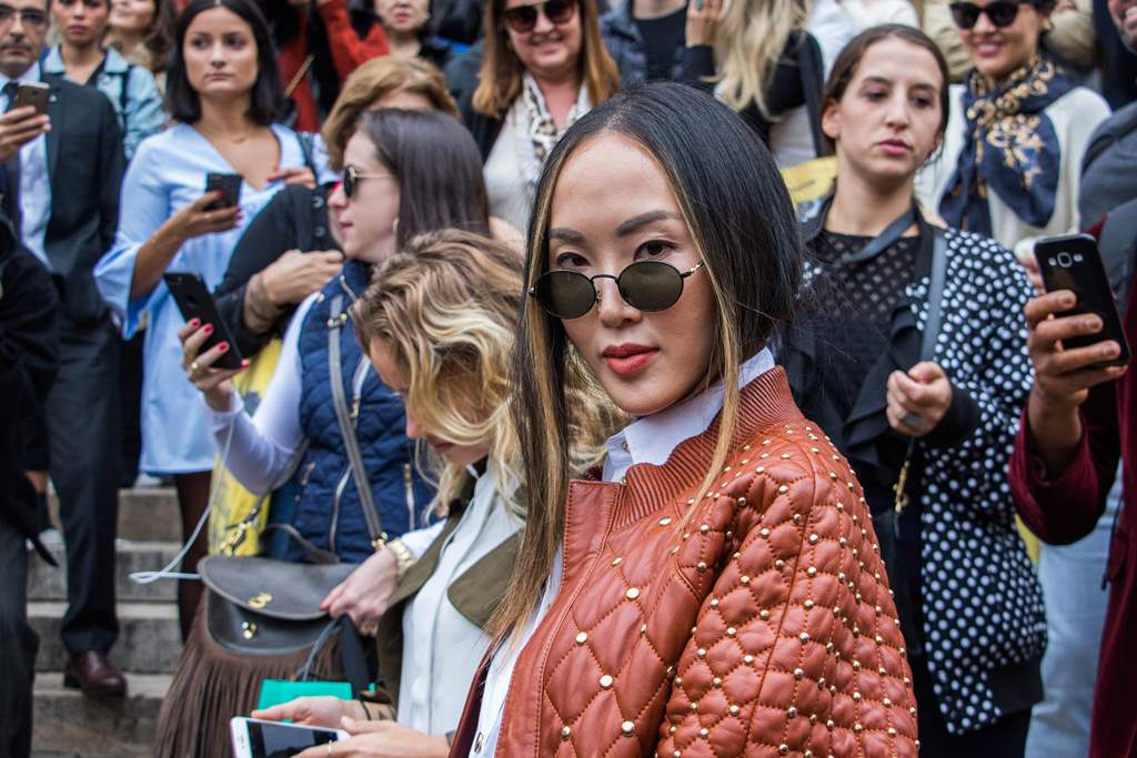 Fashion blogger Chriselle Lim poses prior to the Balmain women's 2018 Spring/Summer ready-to-wear collection fashion show in Paris, on September 28, 2017. AFP / STRINGER
