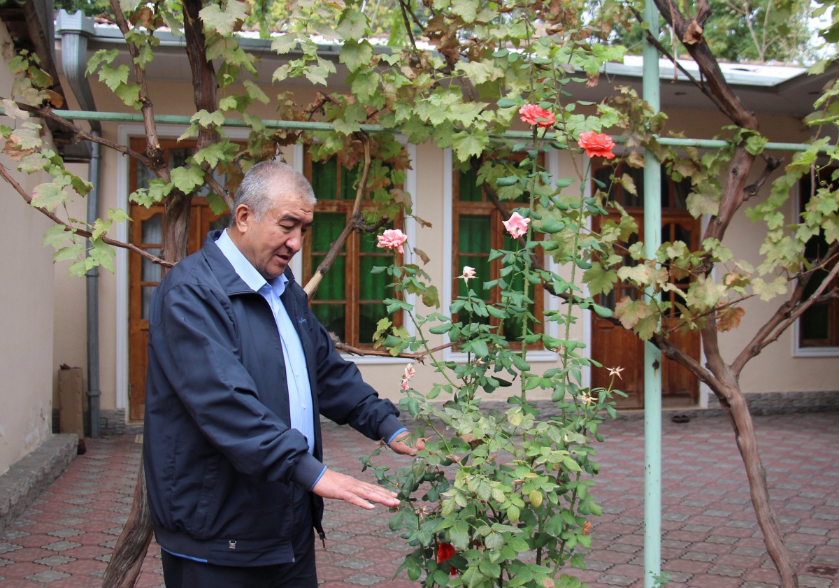 Uzbek dissident writer Nurulloh Muhammad Raufkhon, who was released by police on Sunday from exile on charges of spreading anti-government propaganda, is seen in the courtyard of his house in Tashkent, Uzbekistan October 2, 2017. Reuters/Mukhammadsharif M