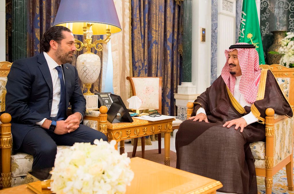 A handout picture provided by the Saudi Royal Palace on November 6, 2017, shows King Salman bin Abdulaziz al-Saud (R) meeting with former Lebanese prime minister Saad Hariri in Riyadh. AFP / Saudi Royal Palace