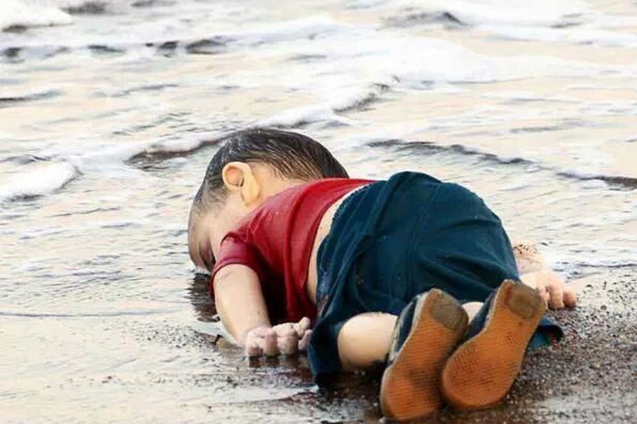 A young migrant, who drowned in a failed attempt to sail to the Greek island of Kos, lies on the shore in the Turkish coastal town of Bodrum, Turkey. Reuters/Nilufer Demir/DHA 