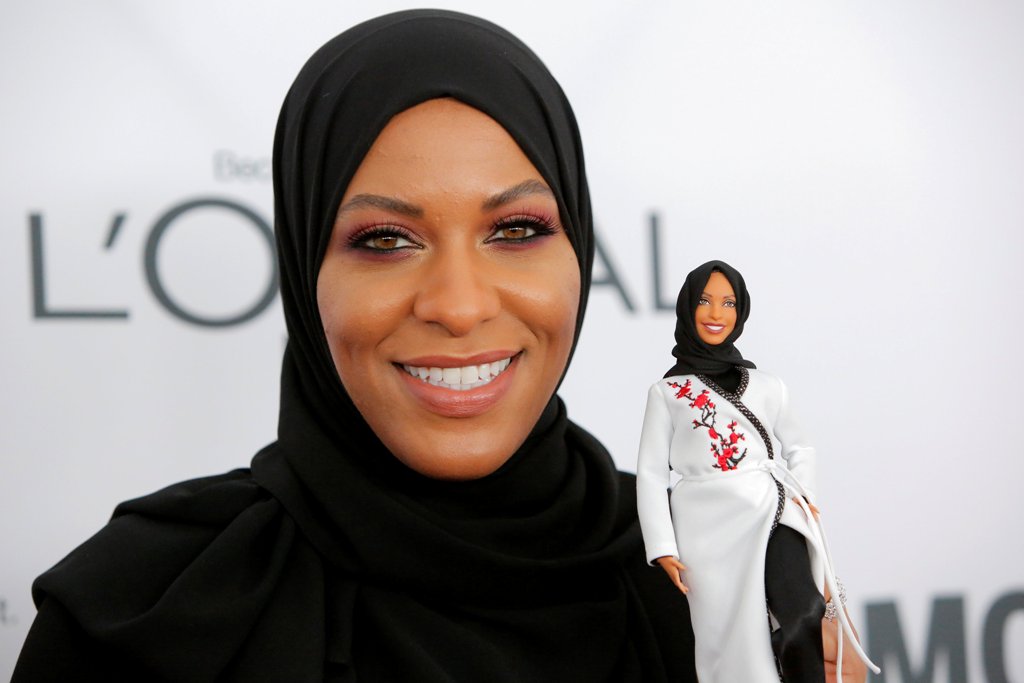 Olympic fencer Ibtihaj Muhammad holds a Barbie doll made in her likeness as she attends the 2017 Glamour Women of the Year Awards at the Kings Theater in Brooklyn, New York, U.S., November 13, 2017. REUTERS/Andrew Kelly