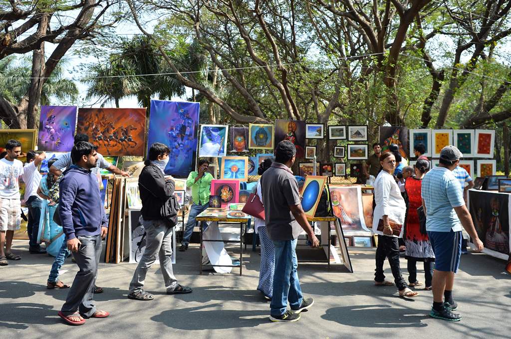 (FILES) This file photo taken on January 15, 2017 shows Indian visitors walking through exhibitions at the annual 'Chitra Santhe' art fair in Bangalore. AFP / MANJUNATH KIRAN 
