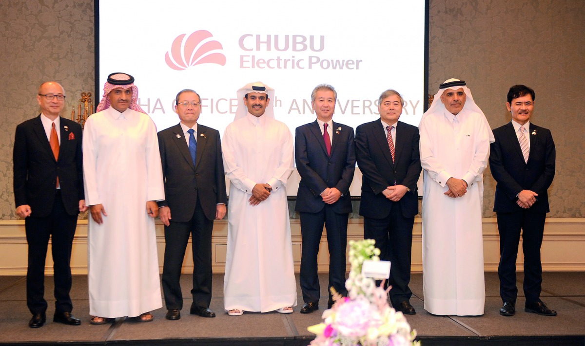 Fahd bin Hamad Al Mohannadi (second right), General Manager and Managing Director of QWEC; Sheikh Khalid bin Khalifa Al Thani (second left), CEO of Qatargas; Saad Sherida Al Kaabi (fourth left), President and CEO of Qatar Petroleum; Satoru Katsuno(fourth 