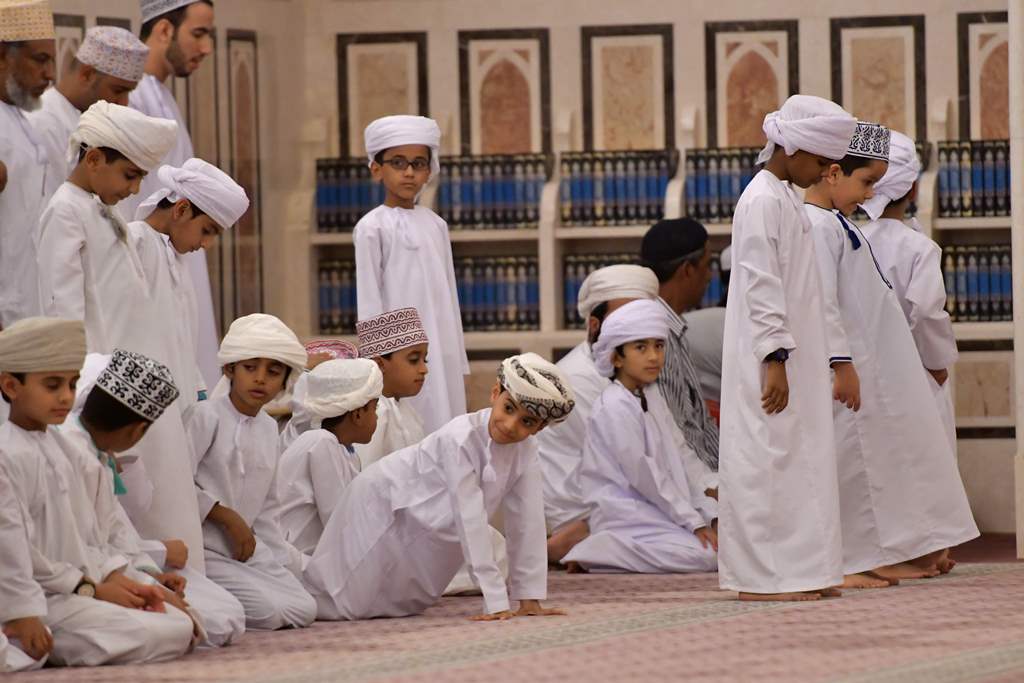 Children pray on October 31, 2017 at Muscat's Sayyida Mazoon mosque in the Gulf sultanate of Oman. AFP / GIUSEPPE CACACE