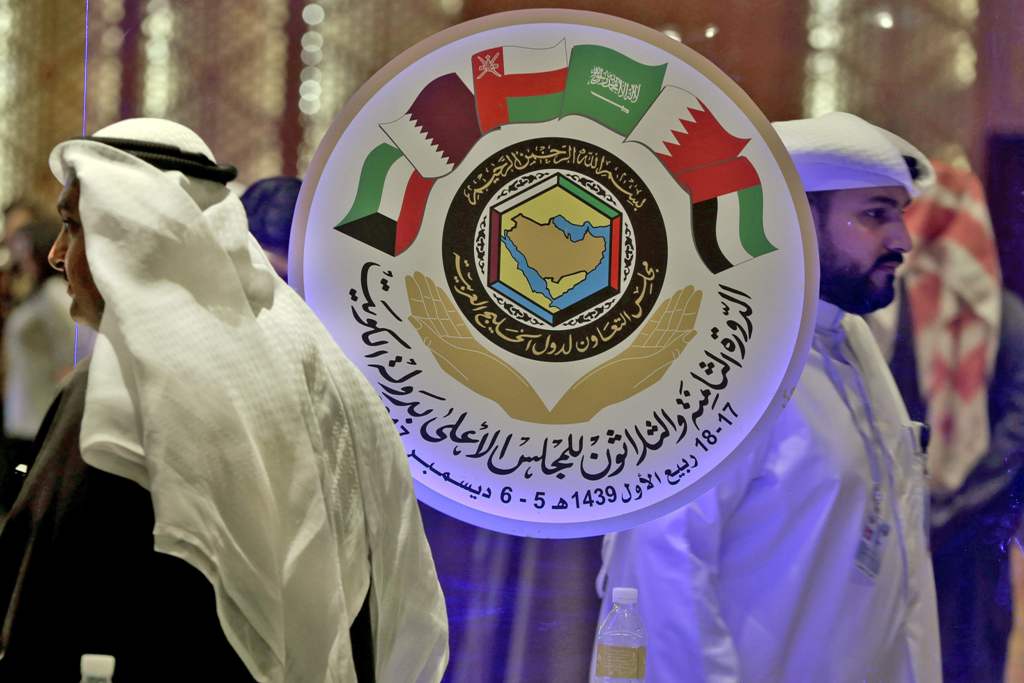 Kuwaiti and foreign journalists gather in the media centre hall during the GCC summit in Kuwait City on December 5, 2017. / AFP / Yasser Al-Zayyat
