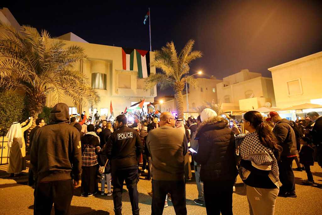 Kuwaitis and Palestinians gather outside the Palestinian embassy in Kuwait city on December 9, 2017, to demonstrate against the US president's controversial recognition of Jerusalem as Israel's capital. (AFP / Yasser Al-Zayyat)
