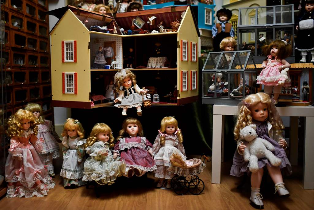 A picture shows dolls and a doll house at the Doll Hospital in Lisbon on December 12, 2017. AFP / PATRICIA DE MELO MOREIRA 