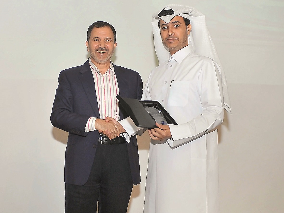 Dr. Khalid bin Mubarak Al-Shafi, Editor-in-Chief of The Peninsula, receiving a memento from Head of Mass Communication Department, Dr Noureldien El-Miladi at the event. Pics: Baher Amin / The Peninsula