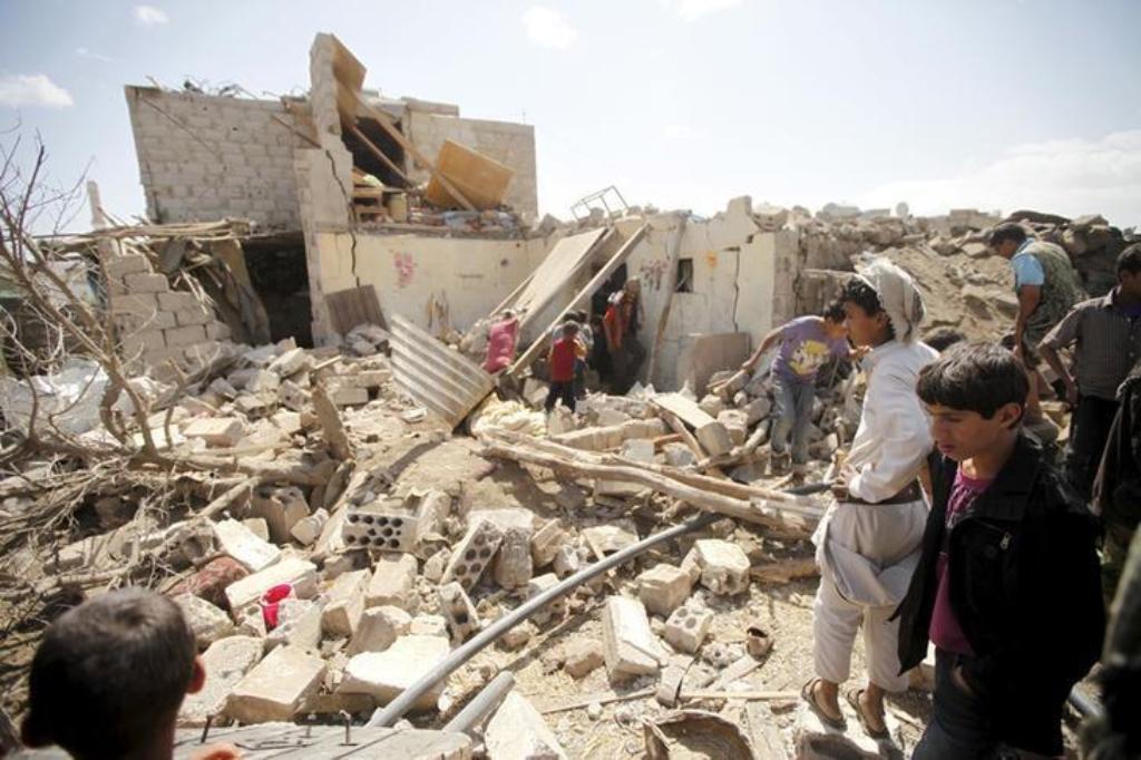 (FILE PHOTO) People inspect damage at a house after it was destroyed by an air strike in Yemen's capital Sanaa, February 25, 2016. REUTERS/Mohamed al-Sayaghi