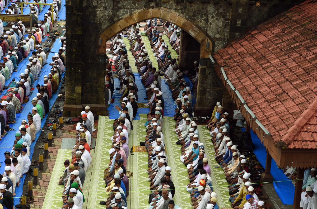 Muslims offer prayers on the last Friday of the holy month of Ramadan outside the Bandra railway station in Mumbai, on July 1, 2016. (AFP) 