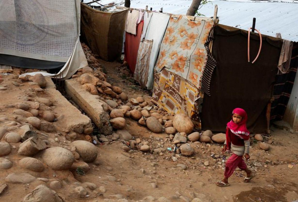 A girl from the Rohingya Muslim community walks past a makeshift settlement on the outskirts of Jammu, May 6, 2017. (Reuters/ Mukesh Gupta) 