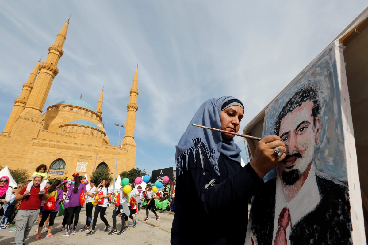 Youmn Ahmad, a Lebanese artist, paints a portrait of Lebanon Prime Minister Saad al-Hariri during the annual Beirut Marathon in Beirut, Lebanon, November 12, 2017 (Reuters / Jamal Saidi) 