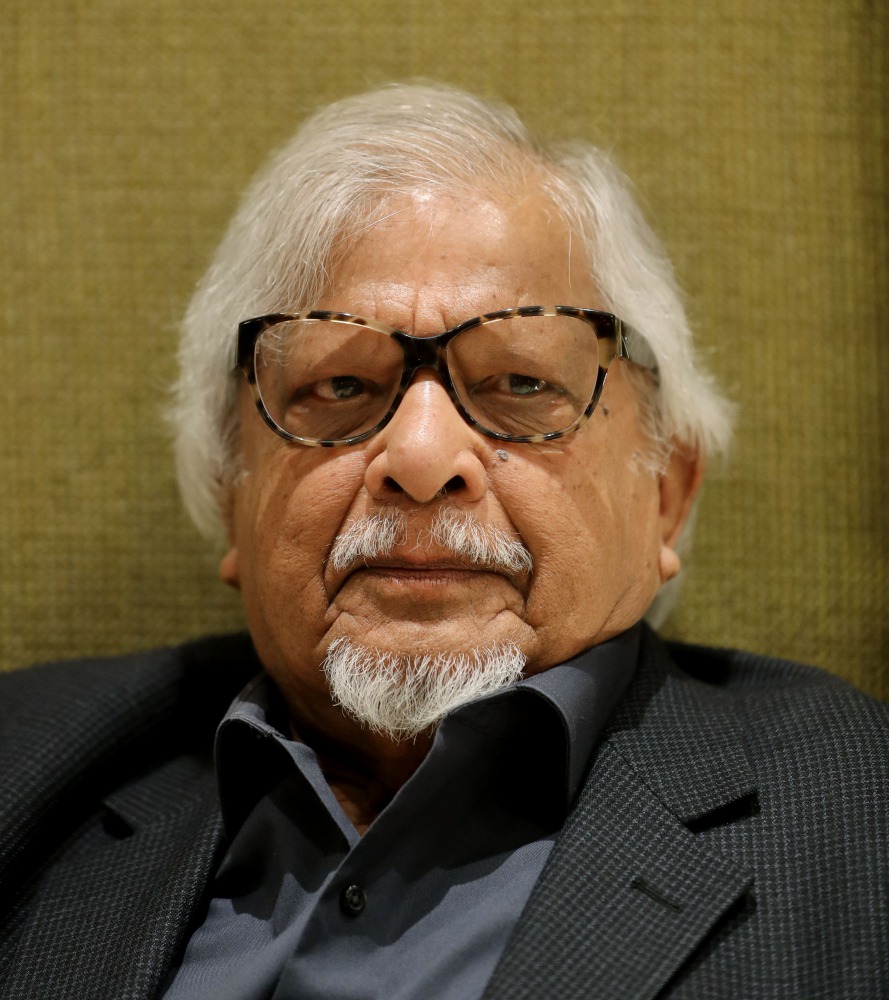 Indian-American social activist, author and grandson of Indian independence icon Mahatma Gandhi, Arun Gandhi poses for photographs in Paris on January 29, 2018. AFP / Jacques Demarthon