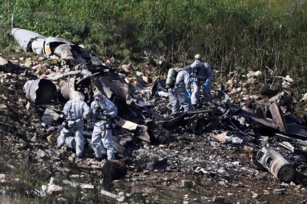 Israeli security forces examine the remains of an F-16 Israeli war plane near the village of Harduf, Israel February 10, 2018. REUTERS/ Ronen Zvulun
