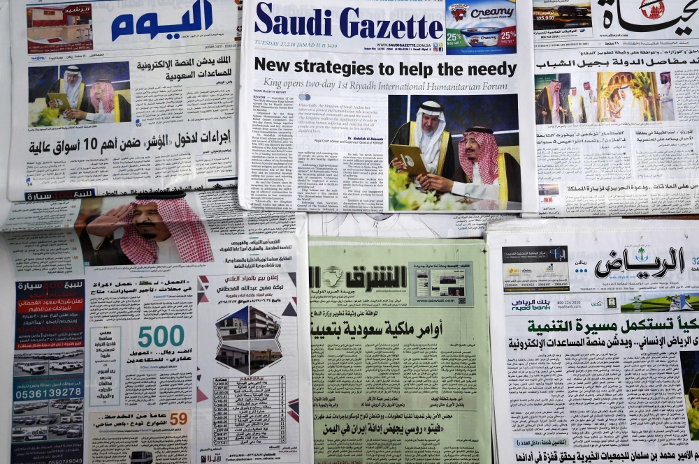 A picture taken February 27, 2018 in Riyadh shows the front pages of the daily Saudi newspapers displaying the latest appointments and changes in the Saudi military.  AFP / Fayez Nureldine