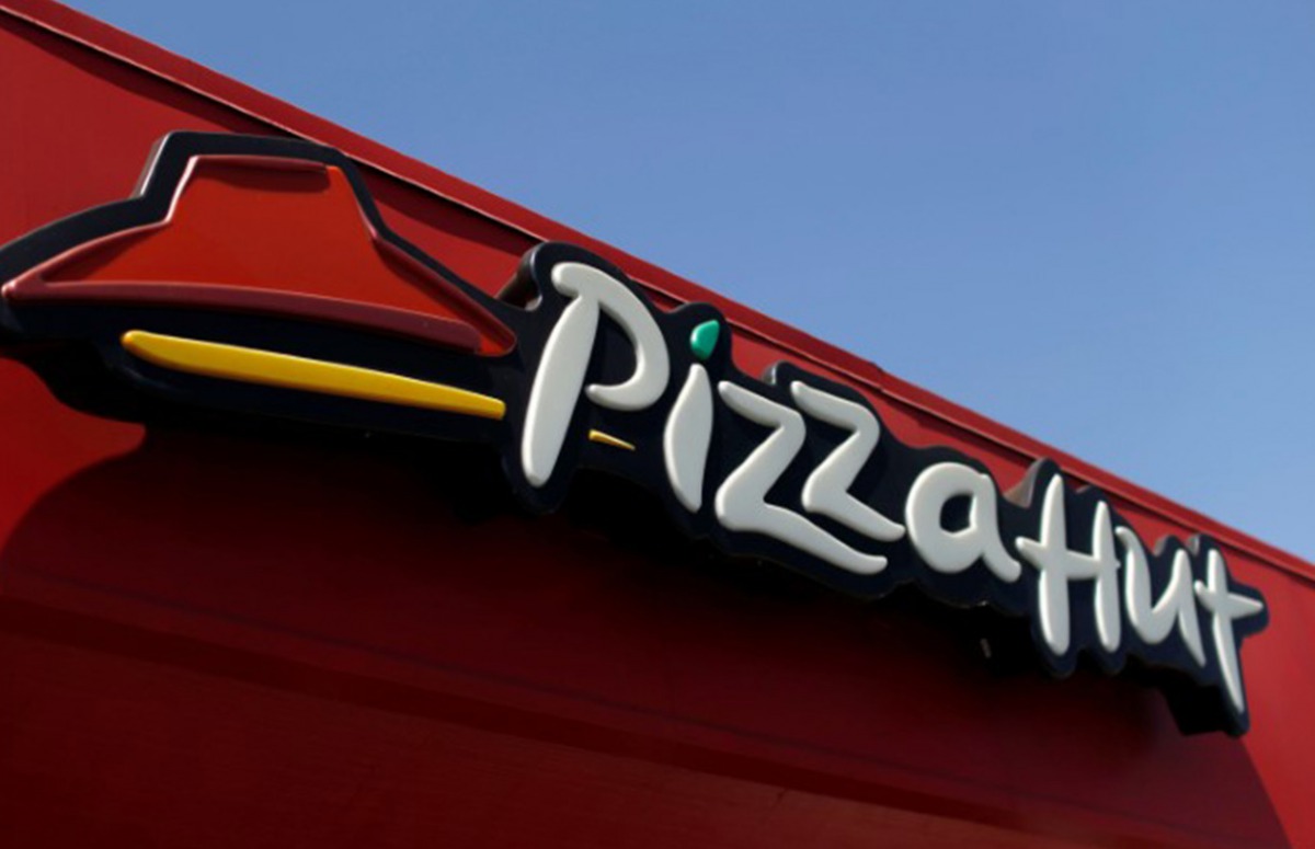 The opening provides an opportunity for Pizza Hut’s parent, Yum! Brands Inc., which has sought to burnish the pizza chain’s image after years of sluggish sales.