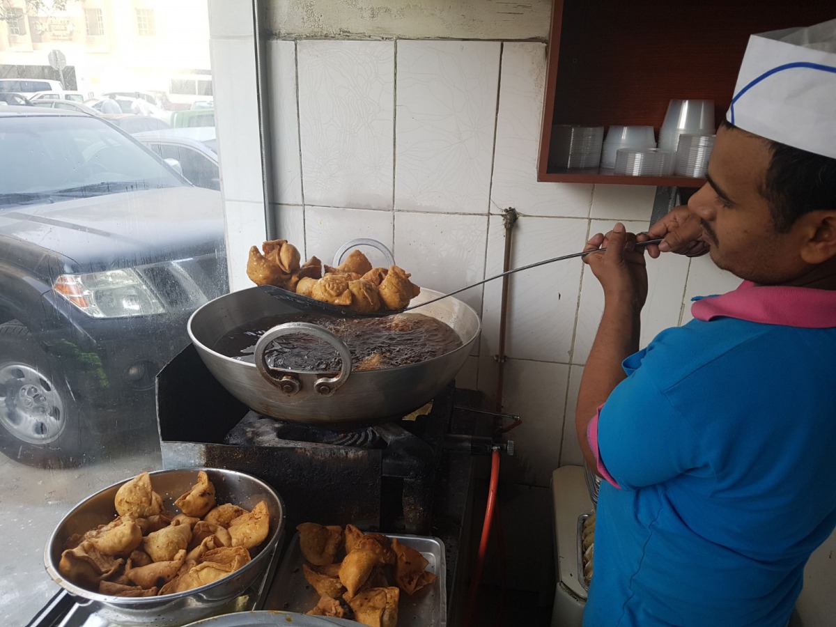 Samosas being fried at the Delhi Bakery. All pics: Abdul Basit / The Peninsula