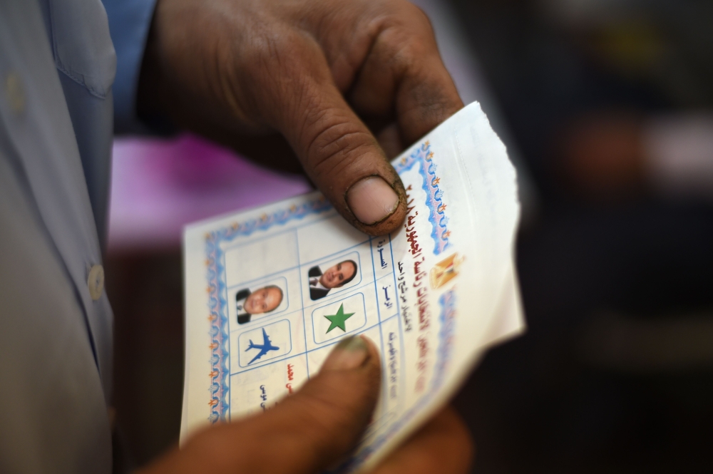 An Egyptian casts his vote at a polling station in Cairo's central Abdin neighbourhood on March 27, 2018, on the second day of voting in the 2018 presidential elections. AFP / Mohamed El-Shahed 