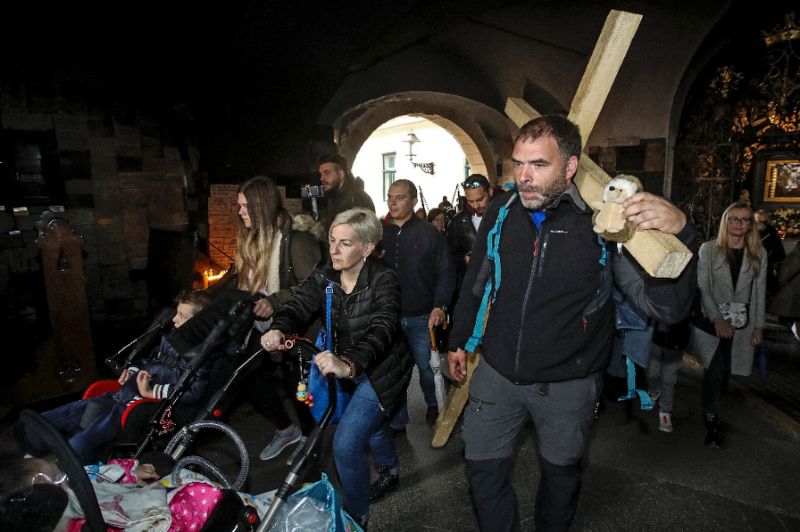 Sasa Pavlic walked 200 kilometres carrying a heavy wooden cross on his back to protest Croatia's purchase of military jets (AFP Photo/STR)