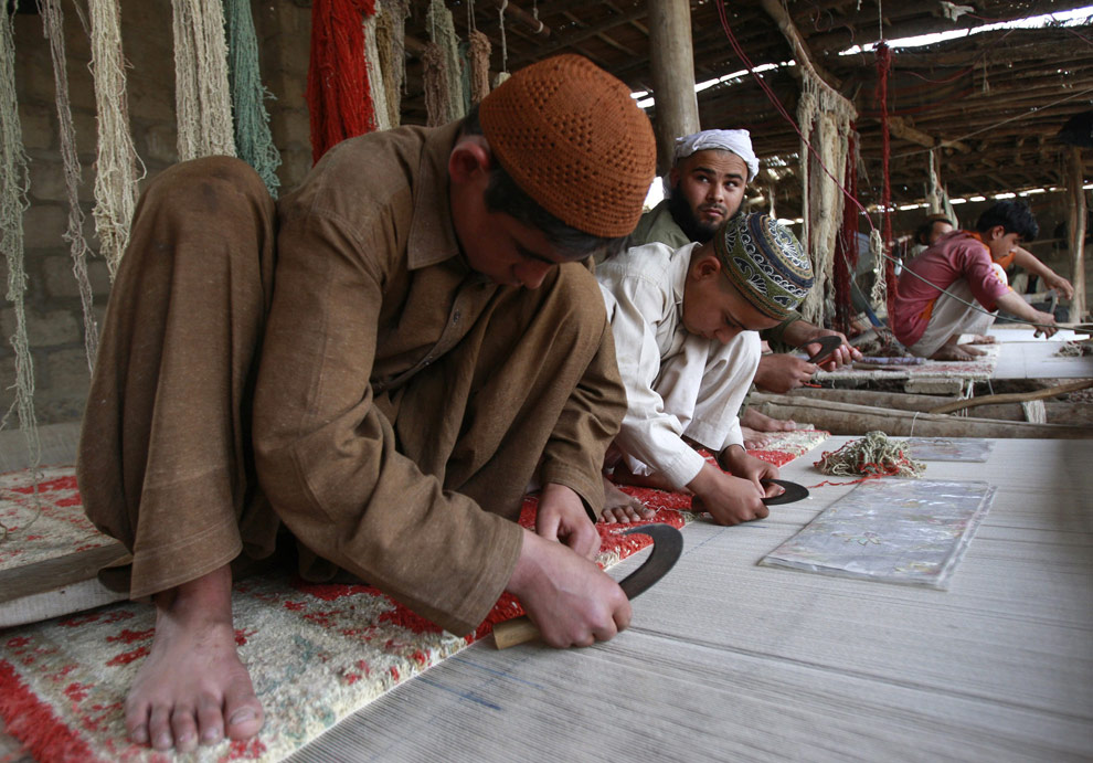 Afghan refugees weave carpet at a Karachi refugee camp February 12, 2009 Reuters/Athar Hussain