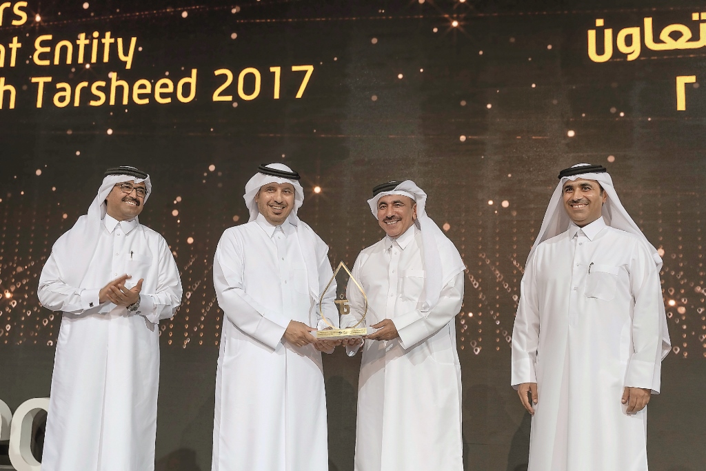 Prime Minister and Interior Minister H E Sheikh Abdullah bin Nasser bin Khalifa Al Thani handing over a memento to Minister of Transport and Communications H E Jassim bin Saif Al Sulaiti as Minister of Energy and Industry H E Dr. Mohammed bin Saleh Al Sad