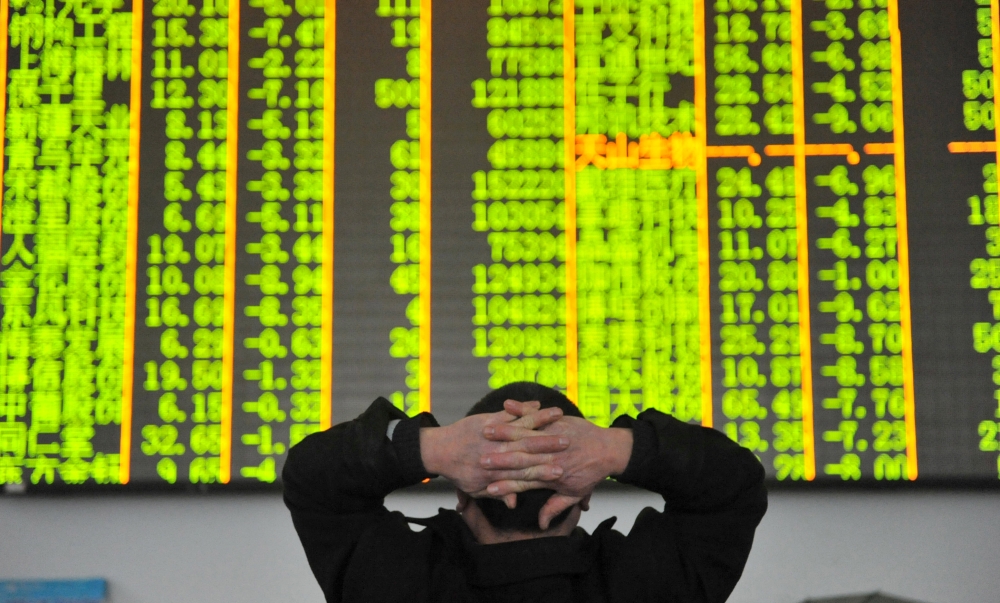 File photo: An investor looks at an electronic screen at a brokerage house in Hangzhou, Zhejiang province, January 26, 2016. REUTERS/China Daily