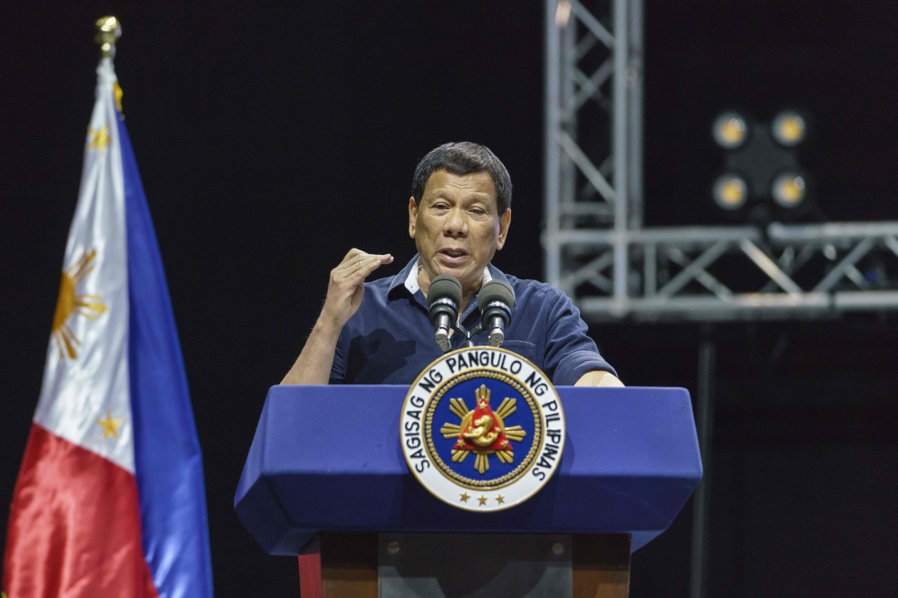 Philippine President Rodrigo Duterte (C) speaks to members of the Philippine community during a gathering in Singapore on April 28, 2018. AFP / NICHOLAS YEO