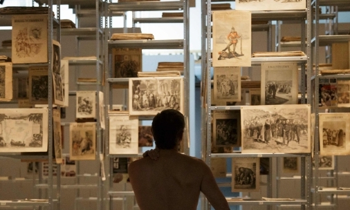 People take part in a nudist visit of the 'Discorde, Fille de la Nuit' season exhibition at the Palais de Tokyo museum in Paris on May 5, 2018. AFP / Geoffroy Van Der Hasselt