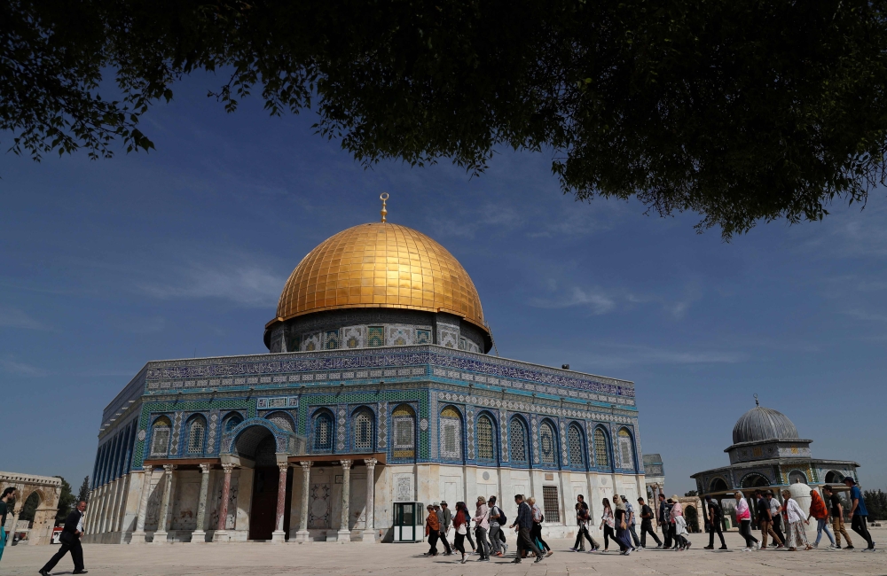 A general view shows people visiting the Dome of the Rock in the al-Aqsa mosque compound in Jerusalem Old City on March 27, 2018. (AFP / Ahmad Gharabli) 