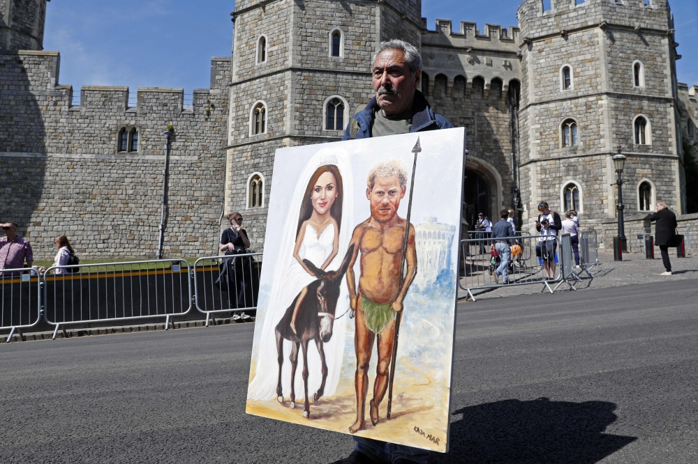 Artist Kaya Mar shows off his latest work in front of the castle in Windsor on May 17, 2018, two days before the royal wedding of Prince Harry and Meghan Markle. Britain's Prince Harry and US actress Meghan Markle will marry on May 19 at St George's Chape