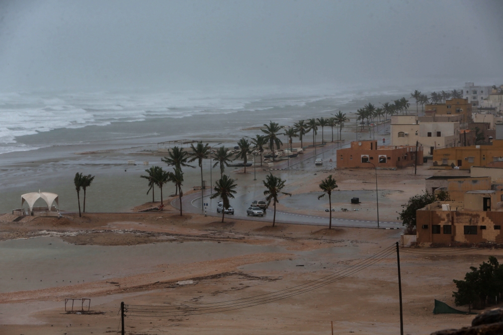 A picture taken on May 25, 2018, shows high waves breaking along the shore in the southern city of Salalah as the country prepares for landfall of Cyclone Mekunu.  AFP / Mohammed Mahjoub