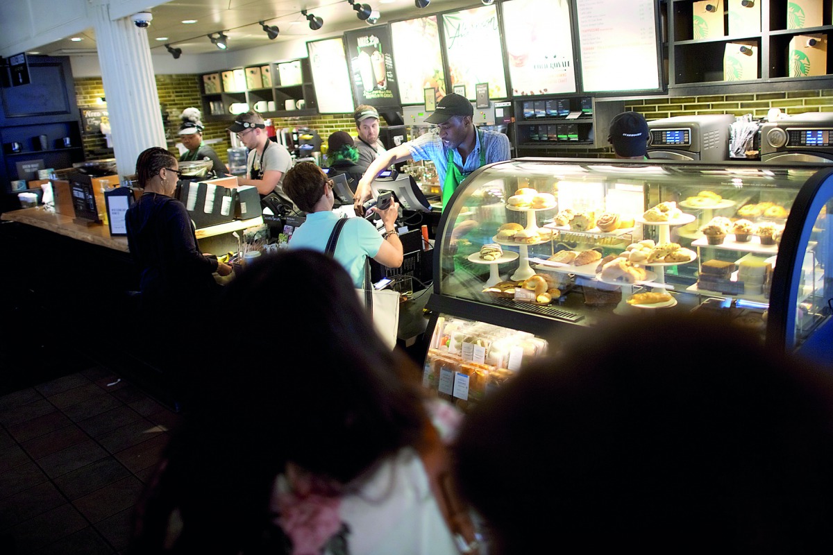 A Starbucks employee gives change to a patron in a Center City store, before more than 8,000 branches nationwide will close this afternoon for anti-bias training, in Philadelphia, Pennsylvania U.S., May 29, 2018. Reuters/Mark Makela