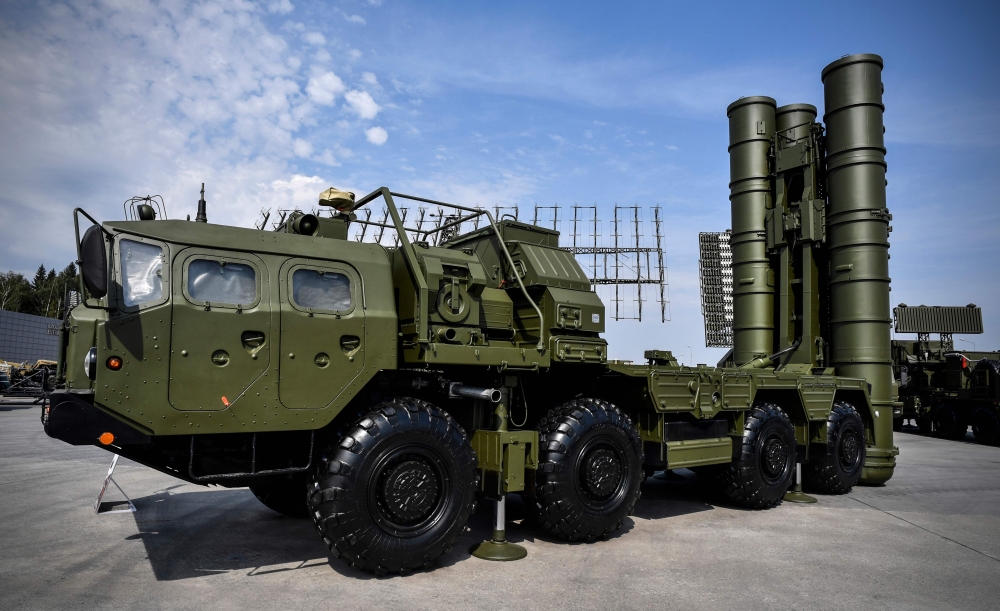 (FILE PHOTO) Russian S-400 anti-aircraft missile launching system is displayed at the exposition field in Kubinka Patriot Park outside Moscow during the first day of the International Military-Technical Forum Army-2017. AFP / Alexander NEMENOV
