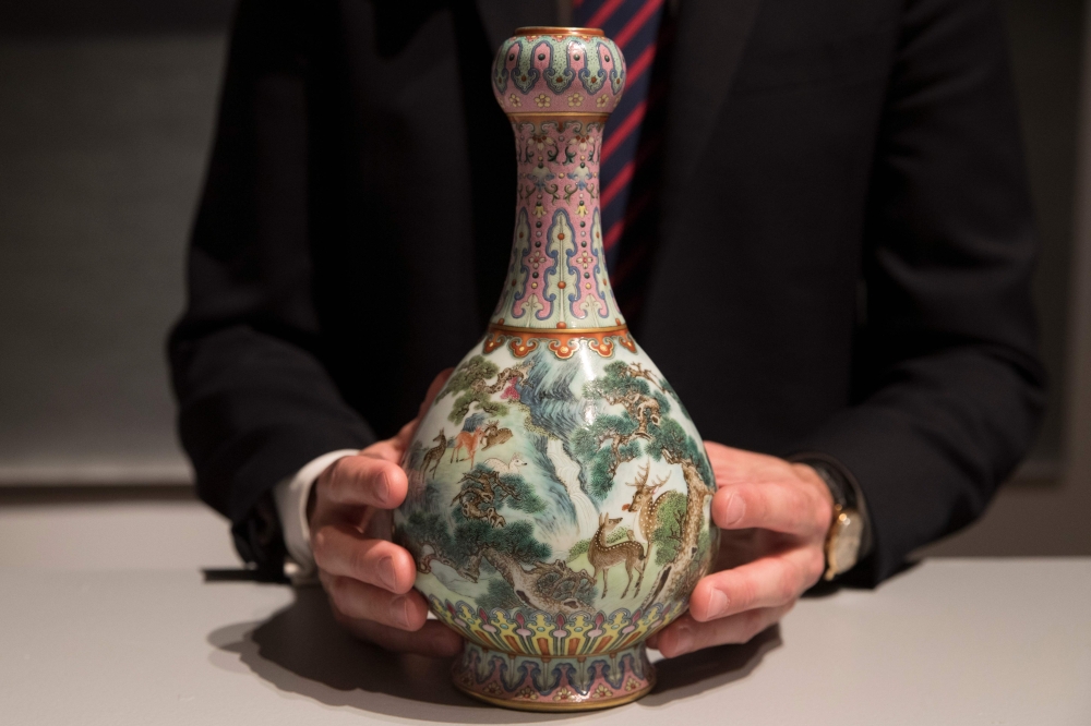 (FILES) In this file photo taken on May 22, 2018 a rare Imperial Qianlong porcelain vase (18th century) is displayed at Sotheby's auction company in Paris. AFP / Thomas SAMSON