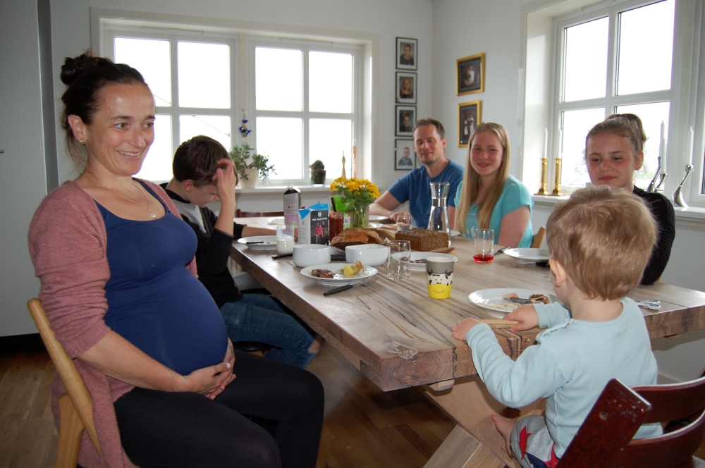 Gunnhild Helmsdal (L) and her husband Eli Joensen (C) have dinner with their children at their home on June 5, 2018, in Hoyvik, on the Streymoy Island, the largest of the Faroe Islands in this Atlantic ocean archipelago nation. AFP / Pierre-Henry DESHAYES